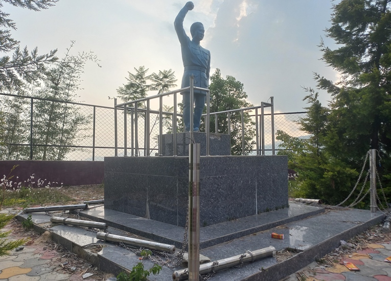 संरक्षण अभावमा रामप्रसाद राईको शालिकसहित पार्क सङ्कटमा